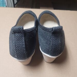 Black canvas close-toed wedges